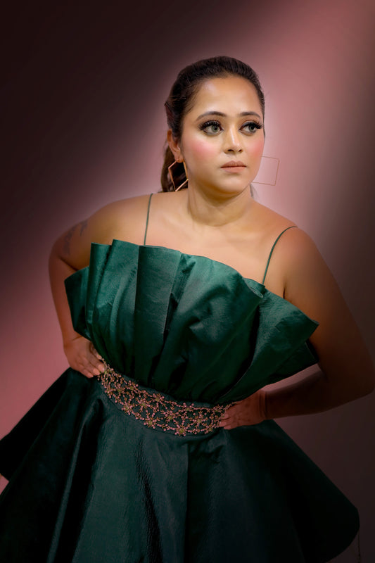 Asmita Dutta wearing Modo Caldo emerald green off-shoulder fit-and-flare dress with stonework embroidery and leaf details for Mrs. India Legacy Pageant