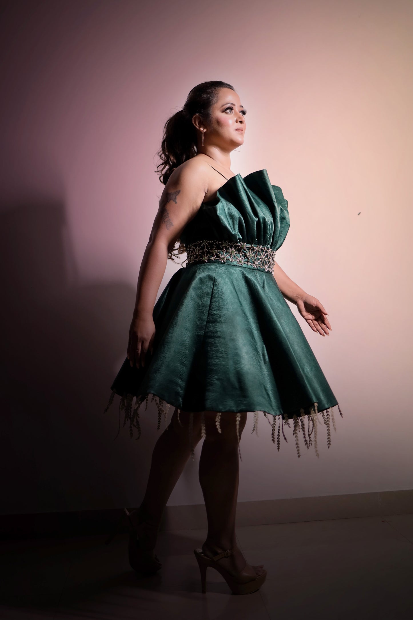 Asmita Dutta wearing Modo Caldo emerald green off-shoulder fit-and-flare dress with stonework embroidery and leaf details for Mrs. India Legacy Pageant