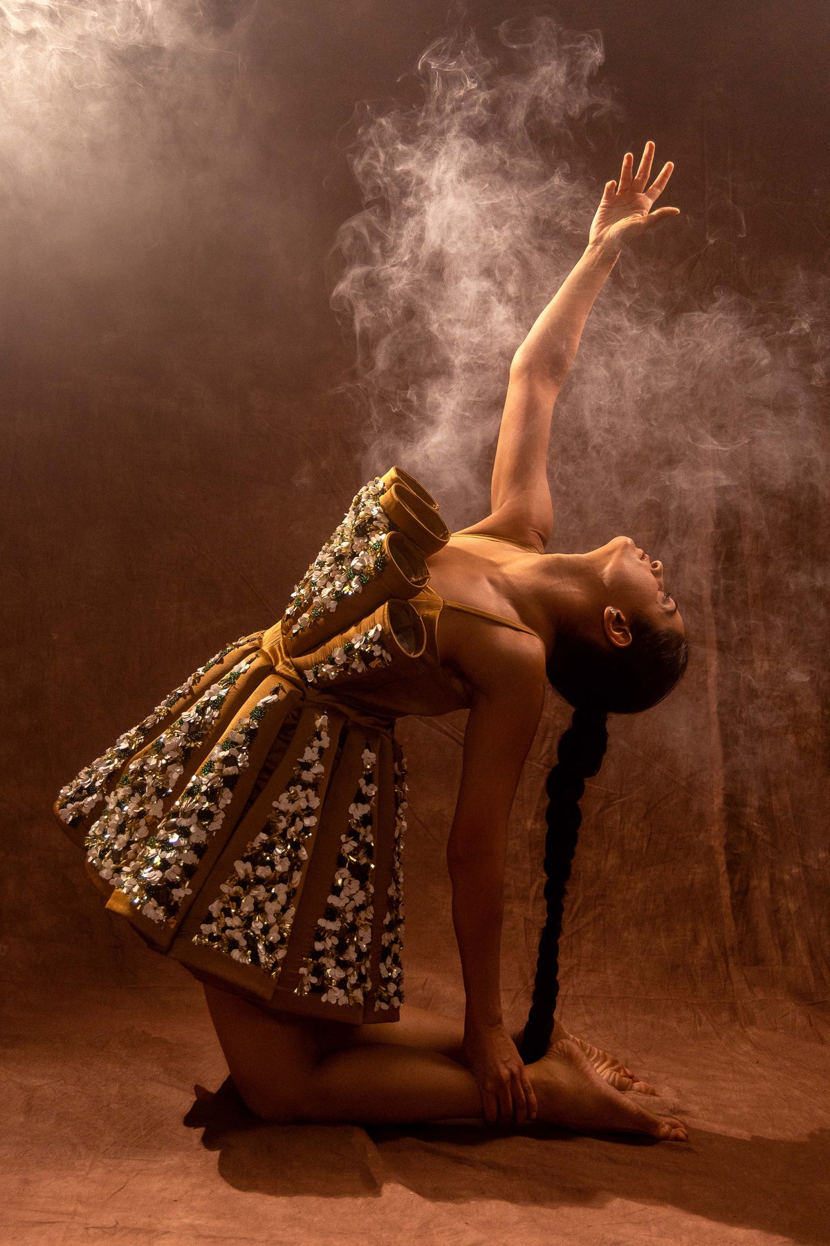 Sculpted hourglass dress bending with the body, white embroidery on satin